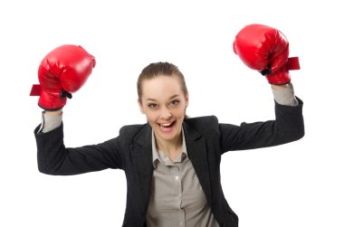 Beyazlara izole edilmiş boks eldivenli iş kadını