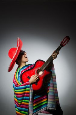 Adam kırmızı sombrero gitar çalmak