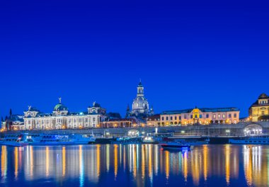 Dresden Ufuk Çizgisi Gece nehir kenarında