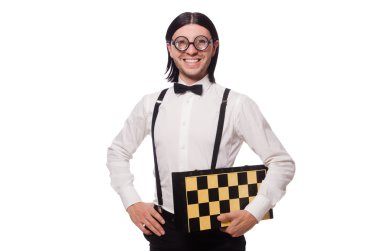 Satranç tahtası olan komik bir adam beyaz üzerine izole edilmiş.