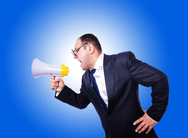 Grappige mens met luidspreker tegen het verloop — Stockfoto