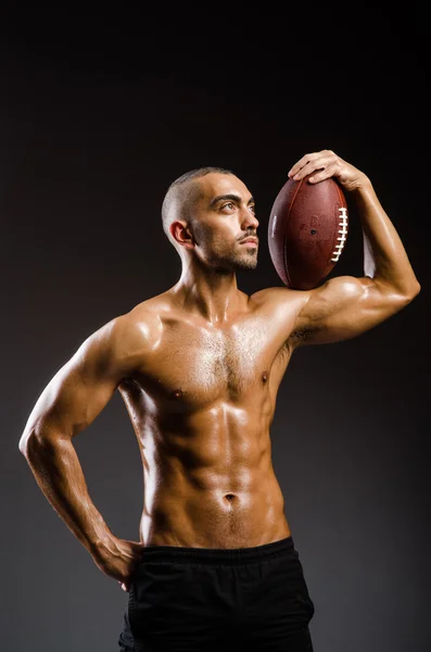 Musculoso jugador de fútbol con pelota — Foto de Stock