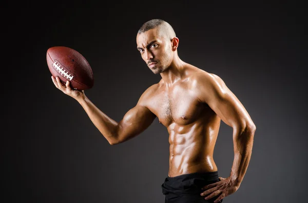 Musculoso jugador de fútbol con pelota —  Fotos de Stock