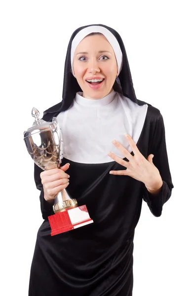 Hübsche Nonne hält Siegerpokal isoliert auf weiß — Stockfoto
