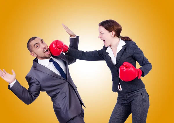 Office pair fighting against the gradient — Stock Photo, Image