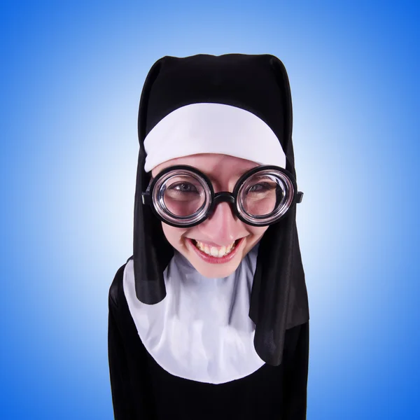 Смешная монахиня против градиента — стоковое фото