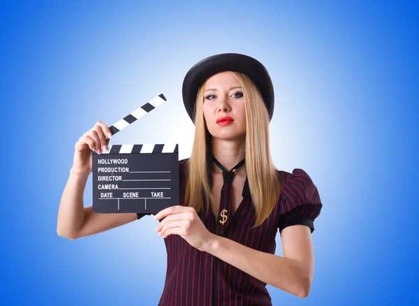 Mulher gangster com placa de filme contra o gradiente — Fotografia de Stock