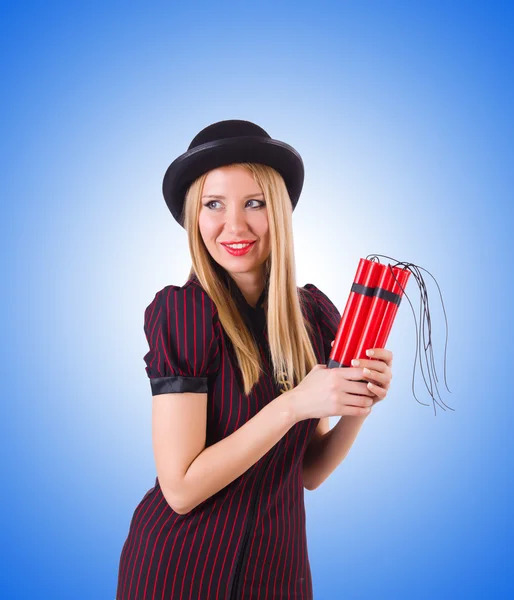 Gangster femme avec des bâtons de dynamite contre le gradient — Photo