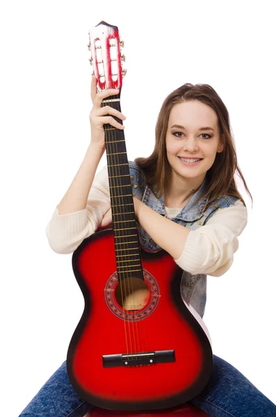 Jong lachend meisje met gitaar geïsoleerd op wit — Stockfoto