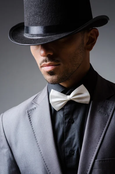 Hombre con sombrero en concepto vintage —  Fotos de Stock