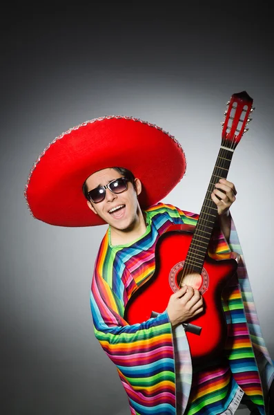 Man in red sombrero playing guitar — Stock Photo, Image