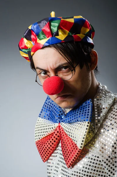 Drôle de clown sur fond sombre — Photo