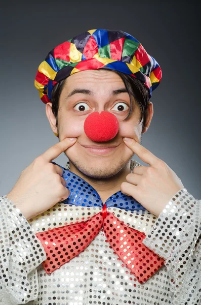 Clown divertente contro sfondo scuro — Foto Stock
