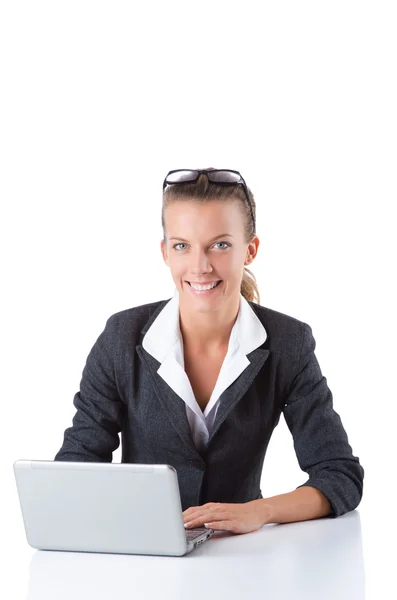 Menedżer biura wpisując na laptopie izolowane na białym — Zdjęcie stockowe
