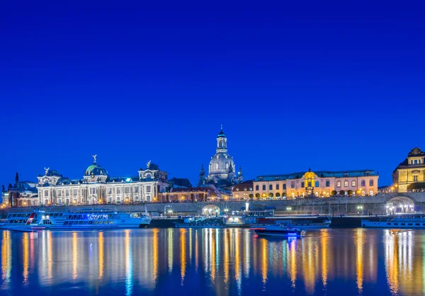 Dresden skyline à noite perto do rio — Fotografia de Stock