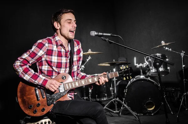 Homem com guitarra durante concerto — Fotografia de Stock