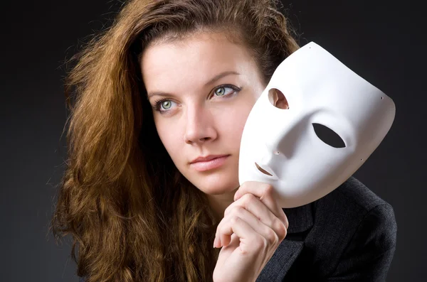 Frau mit Maske in Heuchelei-Konzept — Stockfoto