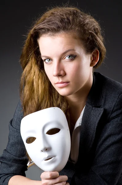 Frau mit Maske in Heuchelei-Konzept — Stockfoto