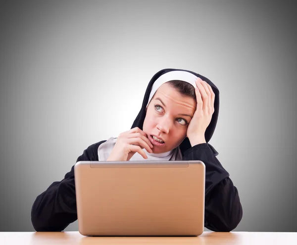 Suora che lavora su laptop - concetto religioso — Foto Stock