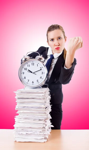 Mujer mujer de negocios con reloj y papeles — Foto de Stock