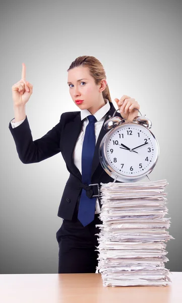 Femme d'affaires avec horloge et papiers — Photo