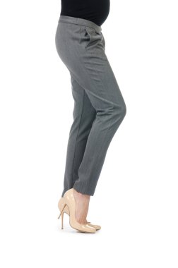 Beyaz tenli hamile kadınlar için kıyafetler.