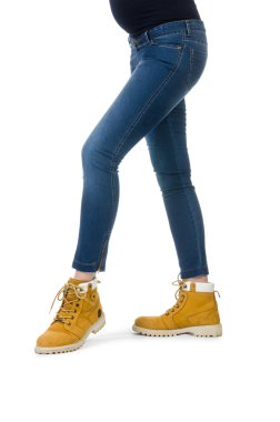 Beyaz tenli hamile kadınlar için kıyafetler.