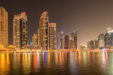Gece saatlerinde Dubai marina gökdelenleri