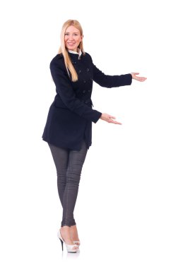 Karanlık kat üzerinde beyaz izole kadın