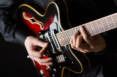 Konser sırasında gitarlı adam