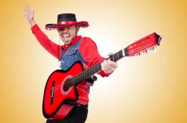 gitar çalan geçişin karşı