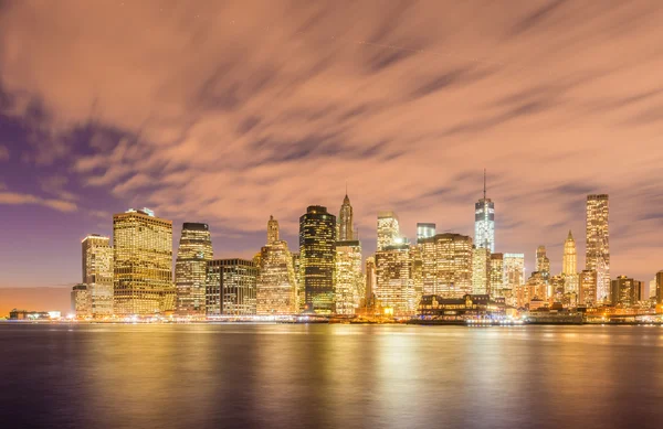 Nattpanorama över Manhattan i New York, USA — Stockfoto