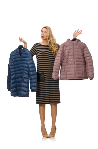 Красивая женщина в зимней сиреневой куртке изолирована на белом