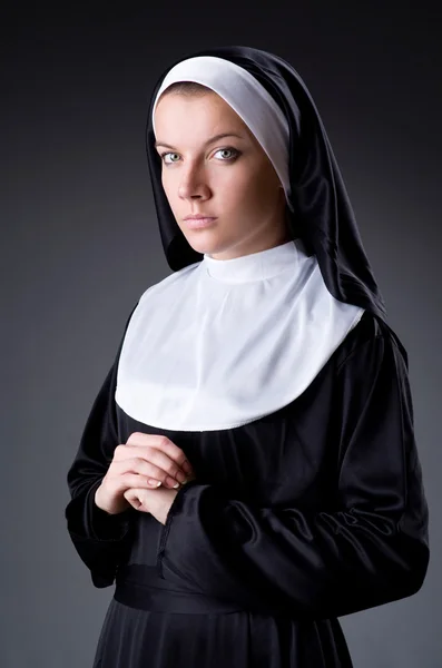 Genç rahibenin dini inancı. — Stok fotoğraf
