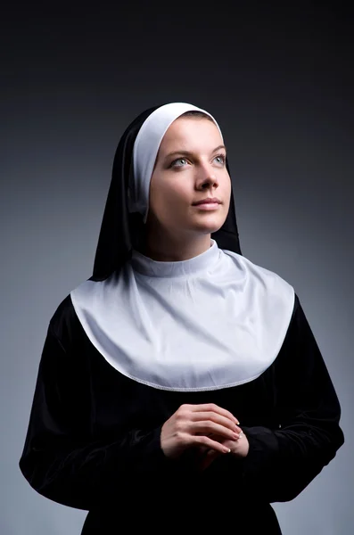 Joven monja en concepto religioso — Foto de Stock