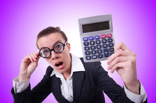 Nerd contador feminino com calculadora — Fotografia de Stock