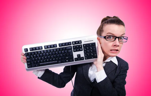 Empresario nerd con teclado informático contra el gradiente —  Fotos de Stock