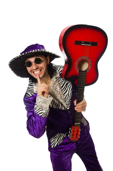 Man in grappige kleding bedrijf gitaar geïsoleerd op wit — Stockfoto