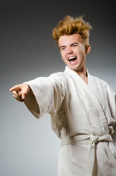 Забавный боец карате в белом кимоно — стоковое фото