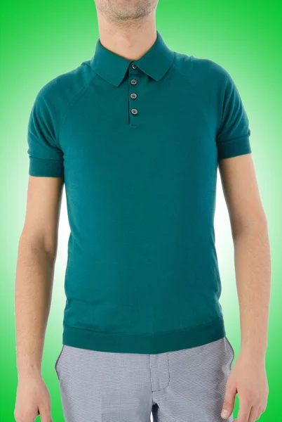 Mannelijk model met shirt tegen het verloop — Stockfoto