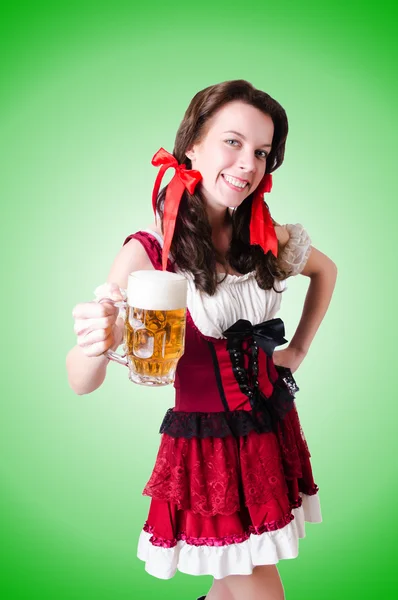 勾配に対するビールとバイエルン女の子 — ストック写真