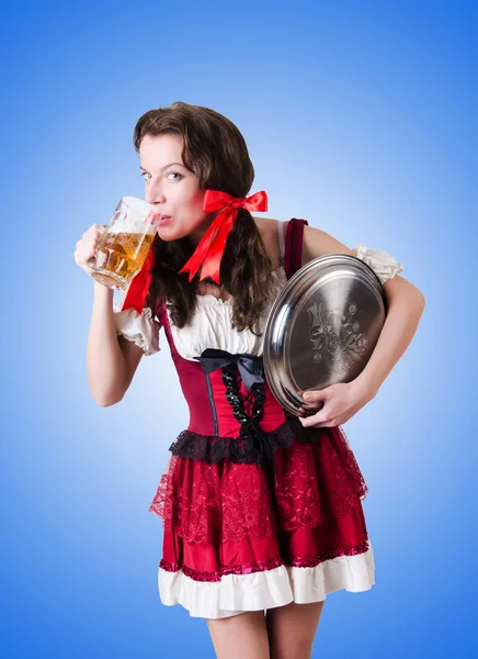 Баварская девушка с подносом против градиента — стоковое фото