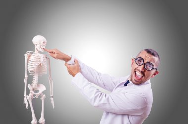 Degrade karşı iskelet ile komik doktor