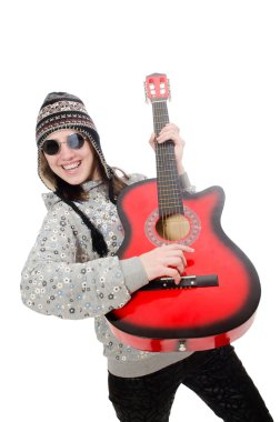 Gitarı elinde tutan iyimser genç kız beyazlar içinde soyutlanmış.