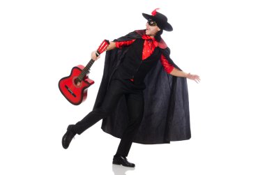 Karnaval ceketli, gitarlı, beyaz tenli genç adam.