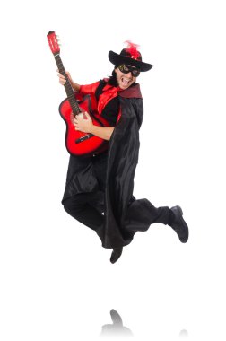 Karnaval ceketli, gitarlı, beyaz tenli genç adam.