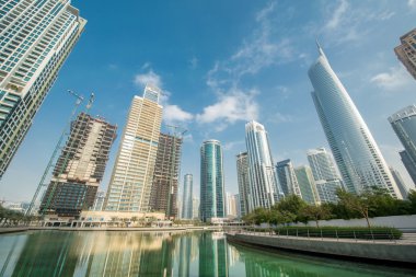 Su yakınında Dubai uzun boylu gökdelenler