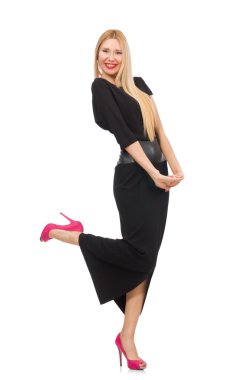 Genç kadın üzerinde beyaz izole siyah uzun elbise