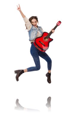 Gitarlı, beyaz tenli, gülümseyen kız.