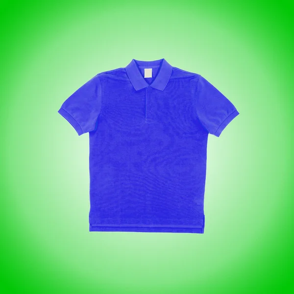 Camiseta masculina contra el gradiente — Foto de Stock